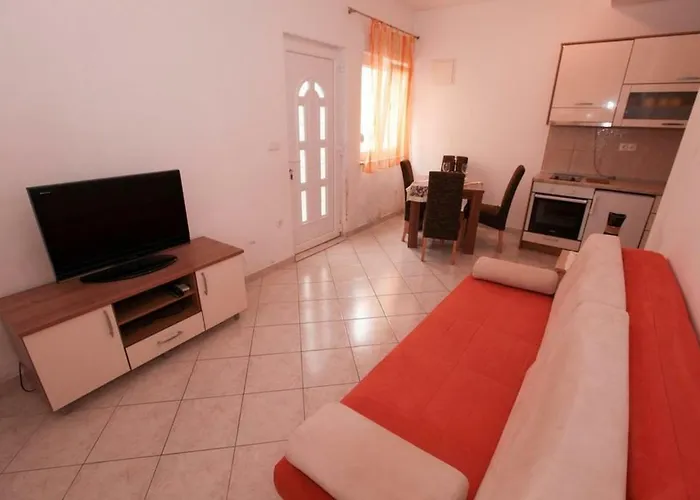 Ezra 3* Gradac