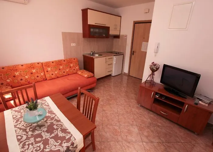 Ezra 3* Gradac