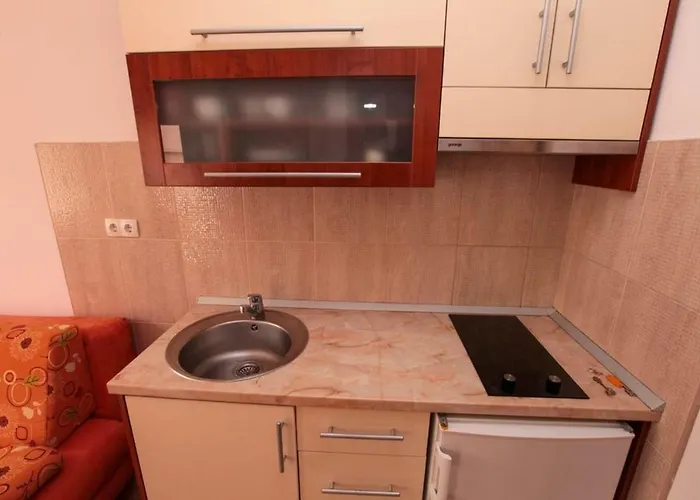 Ezra 3* Gradac