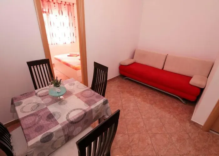 Ezra 3* Gradac