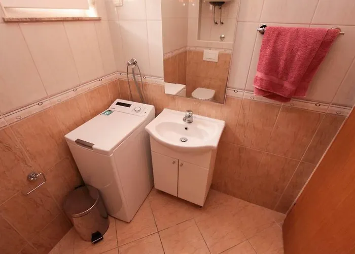 Ezra 3* Gradac