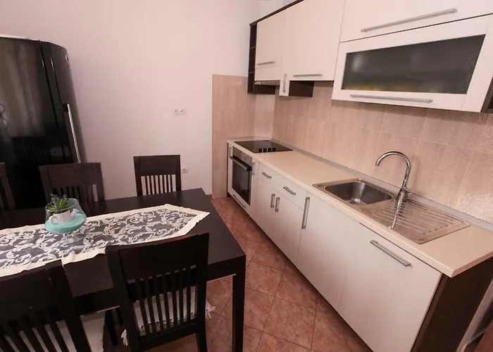 Ezra 3* Gradac